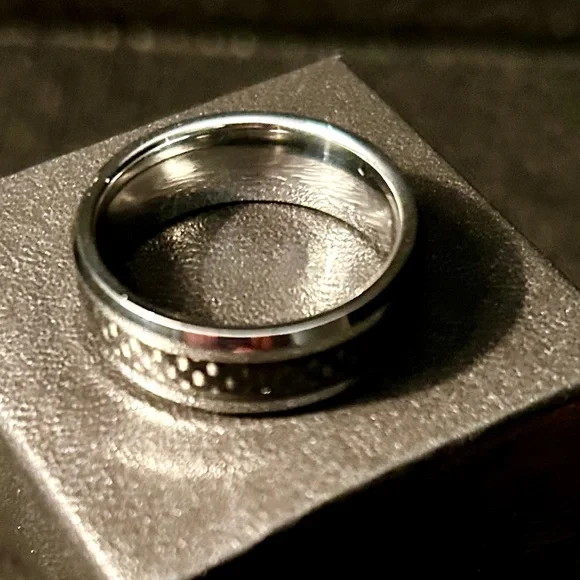 NEW! 8MM Men's Tungsten Carbide Ring Band W/ Carbon Fiber Inlay size 12 - Picture 3 of 3